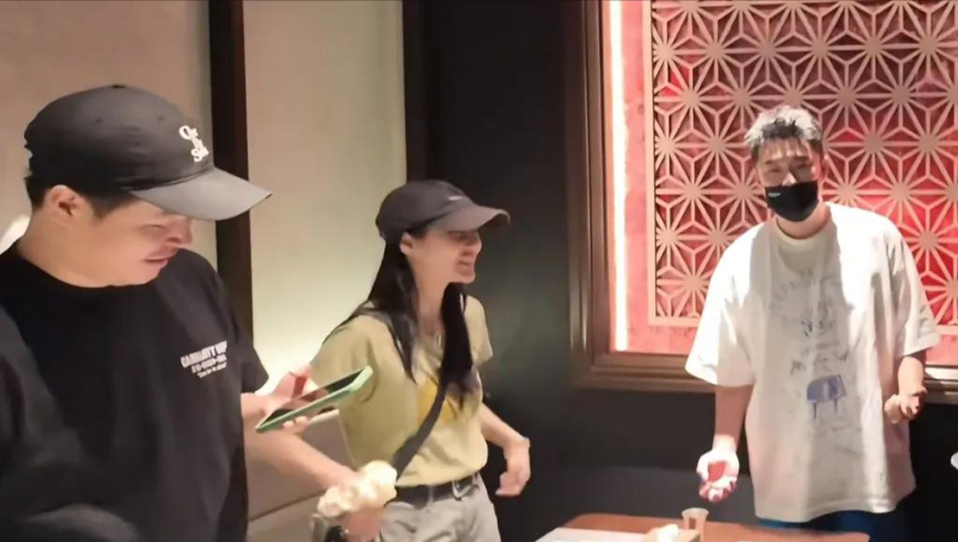 555525oom王中王四肖,金价疯涨 有人跨城排队1.5小时买金,经典解释落实_开发版V5.15
